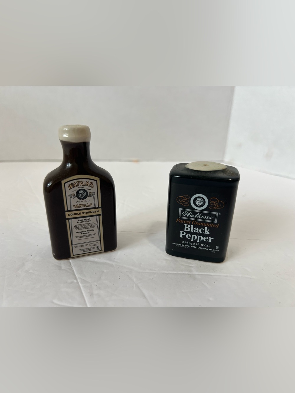 Watkins Vanilla & Black Pepper Ceramic Salt Pepper Shakers Country Kitchen Decor